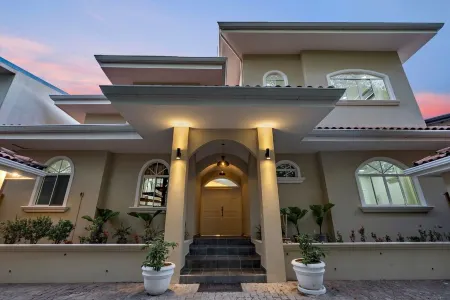 Beachfront Villa Just Steps To The Water Отели рядом с достопримечательностью «Плайя Потреро, Коста-Рика»