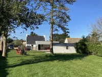 pleasant house for 6 with heated swimming pool Locquirec 호텔