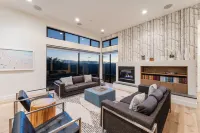 Wander Sonoma Vineyards w/ Pool, Workstations & Hot Tub – 4 Bedrooms, Sleeps 8