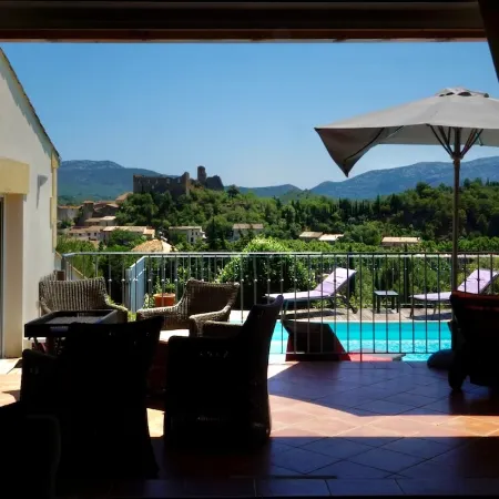 Air- Conditioned  5 Bedroom Villa with Stunning Castle Views