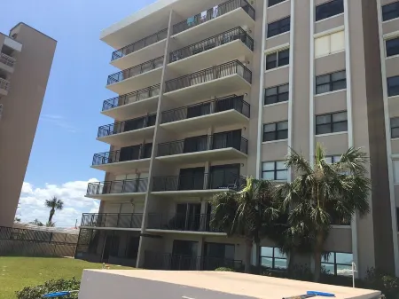 Oceanfront  Sandcastle Condo, South #506 Отели в г. Понс-Инлет