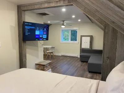 Beautiful Waterfront Cottage with Hot Tub in South Muskoka 베튠 메모리얼 하우스 내셔널 히스토릭 사이트 주변 호텔