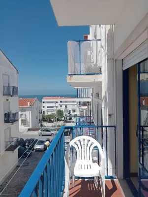 2 bedroom apartment 5 minutes from the beach with sea views!