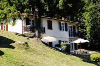 Directly on the lake with terrace
