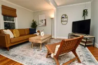 Walk Everywhere! Location Between Broadway and Racetrack
