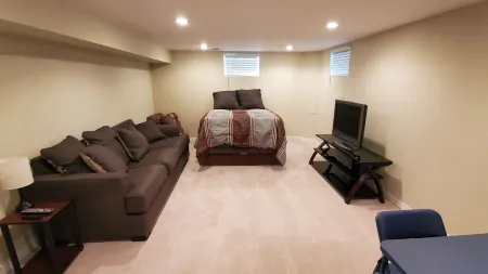 Beautiful Large Private Downstairs Area-Great Location-8 guests stay comfortably Отели рядом с достопримечательностью «Packy Romans Park»