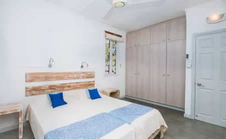 Porcelaine: Stylish apartment with seaview from its balcony