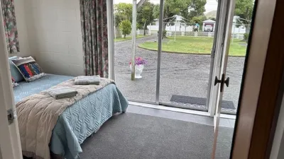 Fully self contained unit with separate bedroom on beachfront property, Отели в г. 