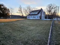 Huge deck & yard Near Indoor Sports Arena! Spacious! Smart TVs! Fast Wifi! Cozy.