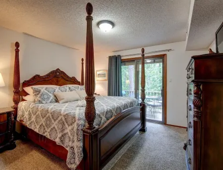 Crescent Moon/22DNC Hosted by LOVR