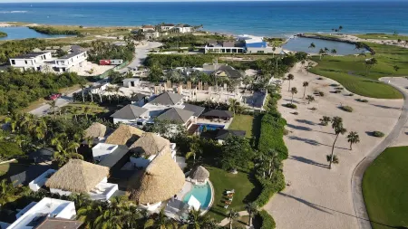 Tropical Golf View Villa. Steps to the ocean with a Gym and Theater-game room.