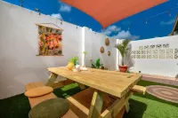 Your Palm Beach Getaway: Walk to Beach & Hotels