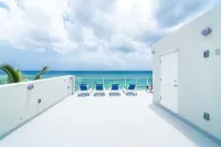 Ocean's Edge: Beachfront Home with Rooftop Views