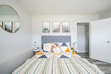 Bright and beautiful 2 bedroom minutes to ocean & shopping Отели рядом с достопримечательностью «Суорц Бэй Терминал»