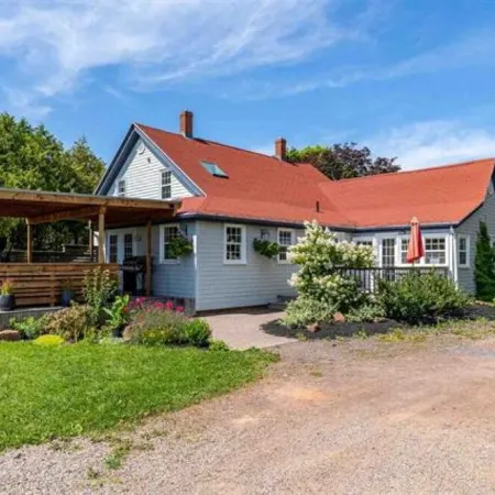 Homestead 1810 - beautiful farmhouse suite minutes from Charlottetown