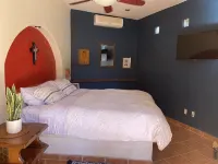 Amorito Guest house, Pool, 1 block from beach, 6 blocks from downtown