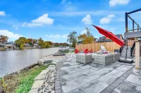 Riverview home. 2 minute walk to the beach in the heart of Wasaga. 와사가비치 호텔