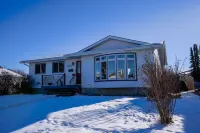 Stylish 5 Bedroom 2.5Bath Home in Edmonton, Central Location, Deck, Pool in Yard Hotels in Southeast Edmonton