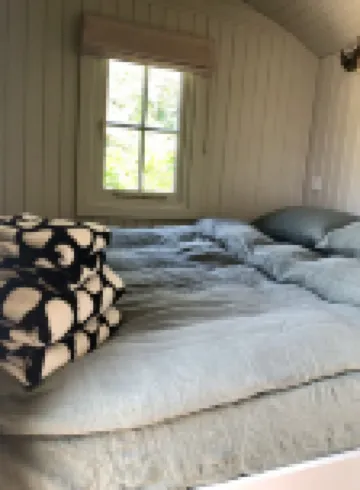 Stylish shepherd's hut, 10 mins walk from beach and village