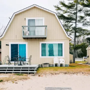 Beach Club of Oscoda - the Lakeshore Cottage
