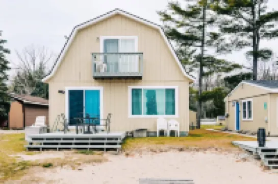 Beach Club of Oscoda - the Lakeshore Cottage