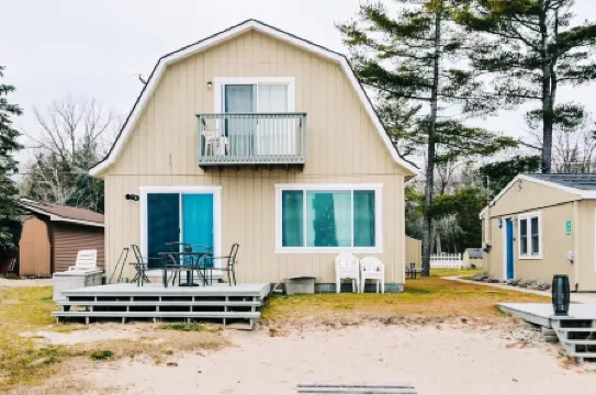 Beach Club of Oscoda - the Lakeshore Cottage