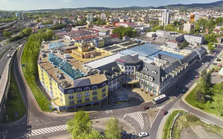 Wellness Hotel Babylon Отели рядом с достопримечательностью «DinoPark Liberec Plaza»