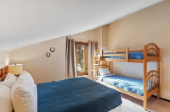 Winterset 8 Pet Friendly 4 Bedroom Townhouse by Redawning