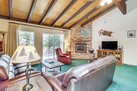 1 Mi to Beach: Cozy Incline Village Condo! Отели рядом с достопримечательностью «Санд Харбор»