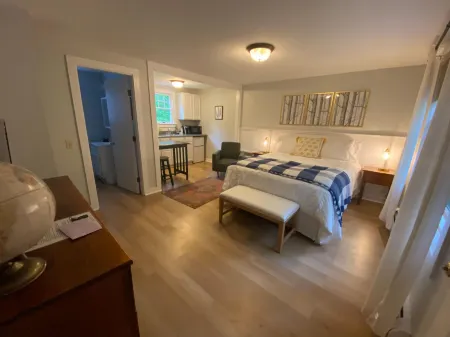 Hanscom's Motel & Cottages Отели в г. Салливан