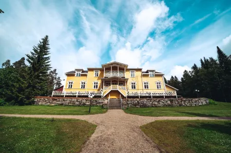 Karolineburg Manor House Hotel Отели в г. Kajana