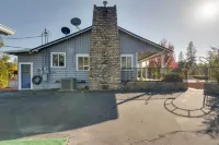 Waterfront Mariposa Vacation Rental w/ Hot Tub - Homestays