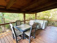 Pine Cove Treehouses & Cabins Hotels in Berlin Township