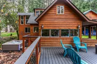 Riverfront Cabin w/Hot Tub : Near Mt. Rainier Sunrise entrance Hotels in Greenwater