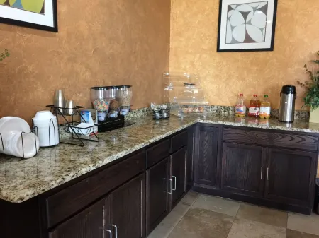 Pearsall Inn and Suites