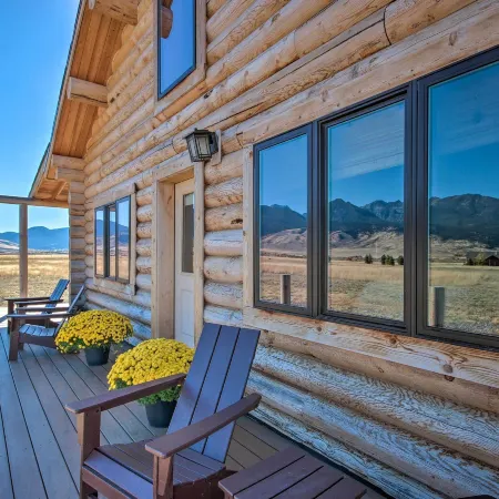 Stunning Mountain Views: Livingston Cabin w/ Deck!