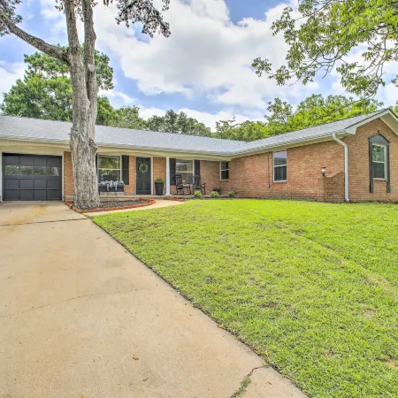 1 Mi to Main St: Brenham Retreat w/ Game Room