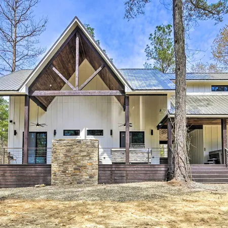 Private Hot Tub, Outdoor Fireplace: Broken Bow Gem