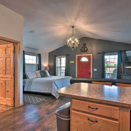 Coastal Retreat in Long Beach Walk to Attractions