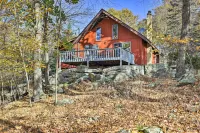 Secluded Cresco Cabin w/ Deck + Forest Views! - Parkplatz