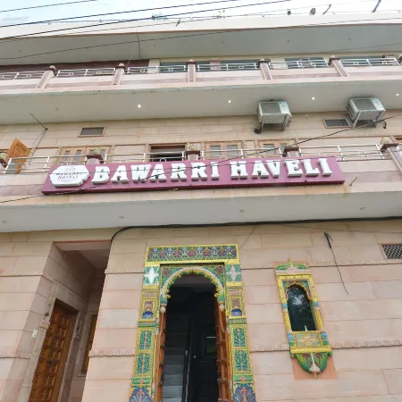 Hotel Bawarri Haveli Отели рядом с достопримечательностью «Башня с часами Ghanta Ghar»