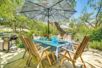 Casa Paloma Studio: Artsy & Airy w/ Hot Tub Access - Homestays