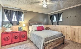 Sues Camp w/ Caddo Lake Access & Dock!