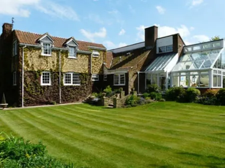 Pine Lodge Bed & Breakfast Отели рядом с достопримечательностью «The Humber Bridge»