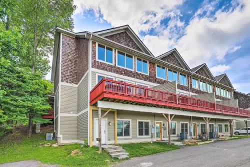 Getaway Chalet in Mars Hill w/ Hot Tub & Views! - Pet friendly