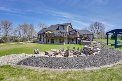 Expansive Retreat on 5 Acres in Shakopee! Hotel dekat Valleyfair