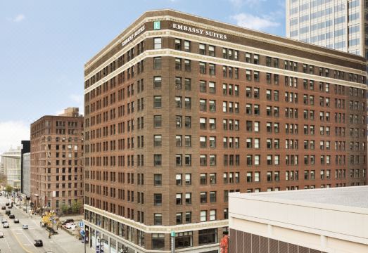 엠버시 스위트 조식 공간