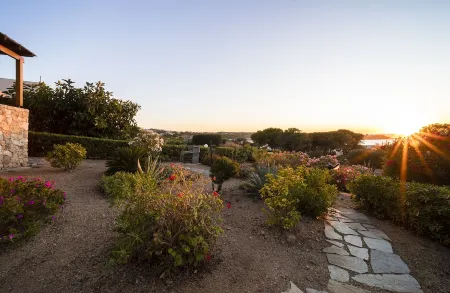 THE HOUSE GLEAMING IN THE RAYS OF THE SETTING SUN Отели в г. Лумио