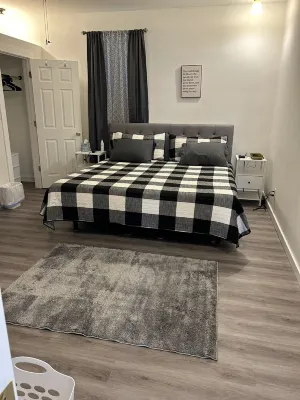 Charming 3-bedroom, 2-bathroom bungalow with AC, WiFi in lovely Bedford Hotels in Bedford