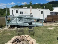 Retreat by the Creek, 2m from Whitewater, Hot tub, fire pit, River access!